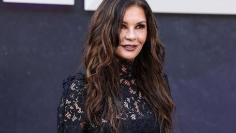 OBUKLA MINIĆ U ŠESTOJ DECENIJI, KADA JE ZAKORAČILA NA CRVENI TEPIH - SVI SU ZINULI: Ko bi ovoj ženi dao 56 godina? (FOTO)