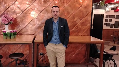 IDEM SRCEM, NIKADA PO ZADATKU ILI TRENDU: Bane Mojićević o estradnom stažu dugom dve decenije, jubileju, usponima i padovima (FOTO)