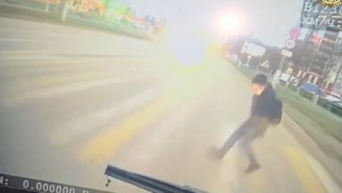 DEČAK (10) POGINUO DOK JE PRELAZIO ULICU: Mališan pričao na telefon, a onda je na njega naleteo autobus