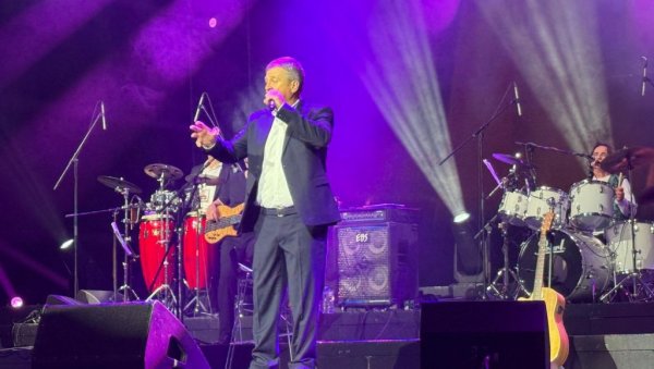 МУЗИЧКО ПРИЈАТЕЉСТВО И ПОШТОВАЊЕ НА СЦЕНИ: Ферид Авдић други гост на концерту Халида Муслимовића (ФОТО)