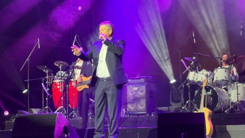 MUZIČKO PRIJATELJSTVO I POŠTOVANJE NA SCENI: Ferid Avdić drugi gost na koncertu Halida Muslimovića (FOTO)