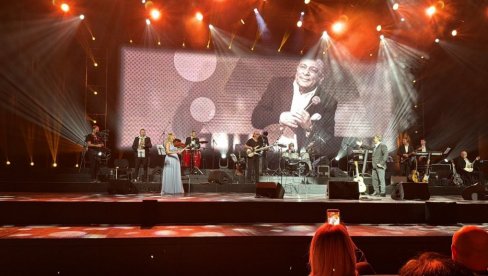 SEĆANJE NA VELIKANE: Halid Muslimović deo koncerta posvetio prijateljima (FOTO)