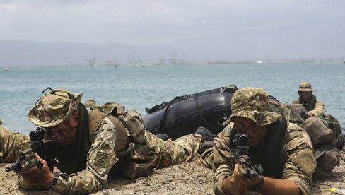 ЛОНДОН ПРЕТИ МОСКВИ Британски маринци вежбају Вежбају упаде на бродове, натне платформе, десанте…  (ВИДЕО)