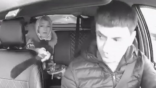 ИНЦИДЕНТ У ТАКСИЈУ: Возач није знао шта га је снашло (ВИДЕО)