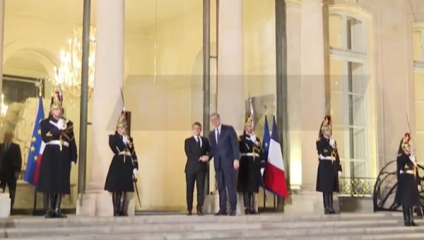 ВУЧИЋ СЕ САСТАО СА МАКРОНОМ: Свечани дочек за председника Србије