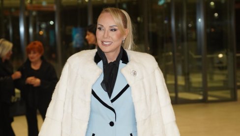 ЛЕПА БРЕНА ОДУШЕВИЛА СТАЈЛИНГОМ: У гламурозном издању стигла на модну ревију (ФОТО)