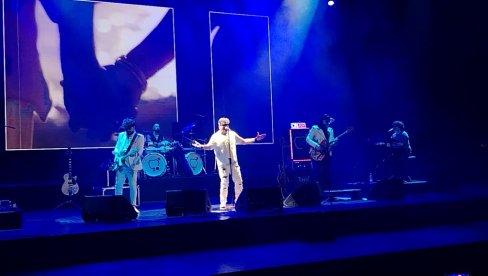 ЉУБАВ ЈЕ ВЕЛИЧАНСТВО КОМЕ СЛУЖИМО: Црвена јабука певала велике хитове београдској публици и на дргуом концерту (ФОТО)