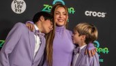 ШАКИРА СА СИНОВИМА НА ЦРВЕНОМ ТЕПИХУ: Дечаци не крију колико су везани за мајку