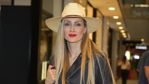 ОБУКЛА ХАЉИНУ КОЈА ОДУЗИМА ДАХ, ИЗБАЦИЛА НОГУ КАО АНЂЕЛИНА ЏОЛИ: Цео Чикаго гледао је синоћ у Јелену Гавриловић