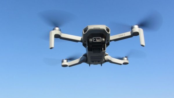 ЕКСПЛОДИРАО РУСКИ ДРОНУ РУКАМА СТАРИЦЕ: Погинула на лицу места