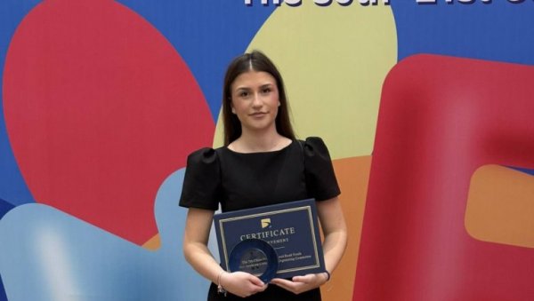 ЈОВАНИ ПРВА НАГРАДА, А ТРЕЋЕ МЕСТО У КИНИ: Фантастичан успех гимназијалке из Параћина на светском такмичењу у говорништву (ФОТО)