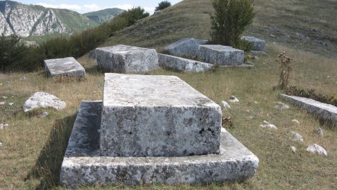 СА БЕЛЕГА БРИШУ СРПСКО ПОРЕКЛО: Како су хришћански средњовековни споменици у науку угурани под именом стећци