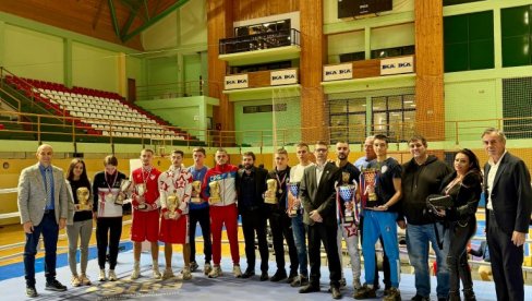 СРПСКИ ТАЈСОН БЕЗ ПРЕМЦА! Он је освојио 68. Златну рукавицу! Бокс је опет одушевио Србију