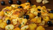 PEČENI BAKALAR SA KROMPIROM: Recept za zlatno pečenu ribu koja se topi u ustima