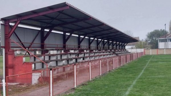 КРОВ НА ТРИБИНАМА ФУДБАЛСКОГ СТАДИОНА У ЖИТИШТУ: Улагање у спортске објекте директно утиче на квалитет и даљи развој спорта