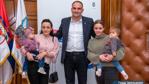 OD GRADA ZLATNIK: Gradonačelnik Zrenjanina darovao devojčice koje su rođene na Praznik grada