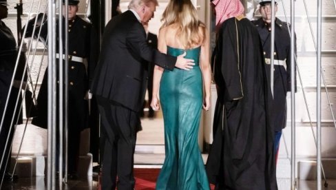 DANAS SVI PRIČAJU O NEVEROVATNOJ HALJINI MELANIJE TRAMP: Pripijena uz telo i bez bretela, a boja...