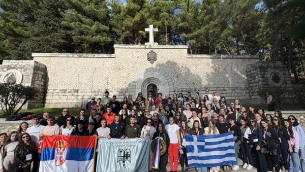 ЖИВИ ДУХ СЕЋАЊА: Ученици врњачке УТШ у Маузолеју српским ратницима на Виду