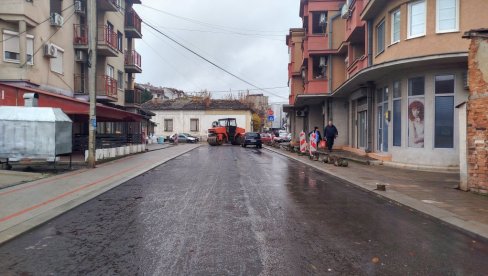 PRVI SLOJ ASFALTA U KOZARAČKOJ ULICI: U Paraćinu pri kraju obnova važne saobraćajnice (FOTO)