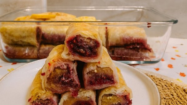 РОЛ БАКЛАВА СА МАЛИНАМА И ПЛАЗМОМ: Рецепт за савршену посластицу