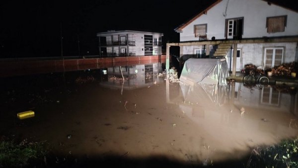 ЕВАКУИСАНО ДЕВЕТ ОСОБА: Затворена два моста за саобраћај код Врања