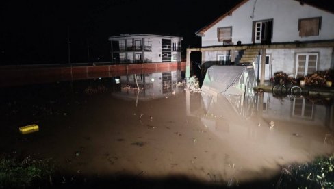 ЕВАКУИСАНО ДЕВЕТ ОСОБА: Затворена два моста за саобраћај код Врања