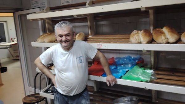 ЧУВАР ИМЕНА ДРЕВНИХ МАЈСТОРА: Лешнички пекар пече и меси из љубави, а мештани имају посебан надимак за њега