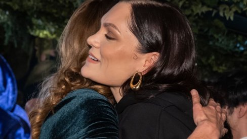 CELA PLANETA BRUJI O ZAGRLJAJU KEJT MIDLTON I DŽESI DŽEJ: Doživele istu sudbinu, ni kraljevski protokol nije mogao ovo da spreči! (FOTO)