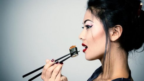 ЗАШТО СЕ ЈАПАНКЕ НЕ ГОЈЕ И КАД ЈЕДУ КОЛАЧЕ: Тајна је невероватно једноставна