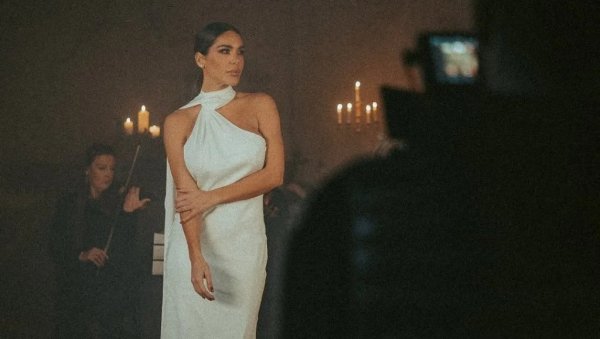 ОДАКЛЕ ЈОЈ ПРАВО: Марина Висковић снимила спот у цркви, друштвене мреже се усијале, а огласио се и њен тим - То се наплаћује (ФОТО)