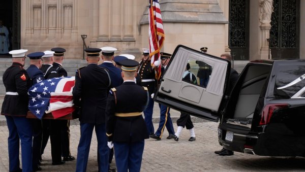 БЕЗ ТРАМПА И ВЕНСА: Почела сахрана Чејнија уз многобројне високе званице (ФОТО)