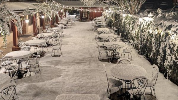 ФРАНЦУСКА ЗАТРПАНА СНЕГОМ: На снази жути метеоаларм (ФОТО/ВИДЕО)