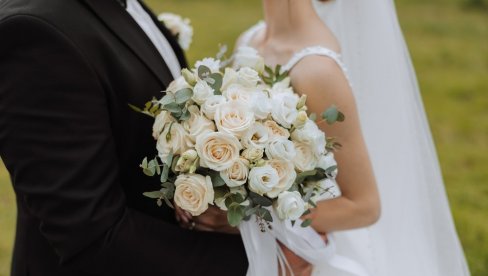 БОЈА КОЈА ЋЕ ОБЕЛЕЖИТИ ВЕНЧАЊА 2026. ГОДИНЕ: Спаја оптимизам и елеганцију, и одушевиће будуће младенце широм света (ФОТО)