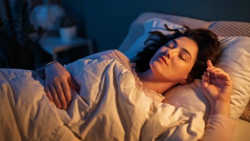 ЗАСПИТЕ ЧИМ СТАВИТЕ ГЛАВУ НА ЈАСТУК? Многи мисле да је то добро, али ево шта све може да значи