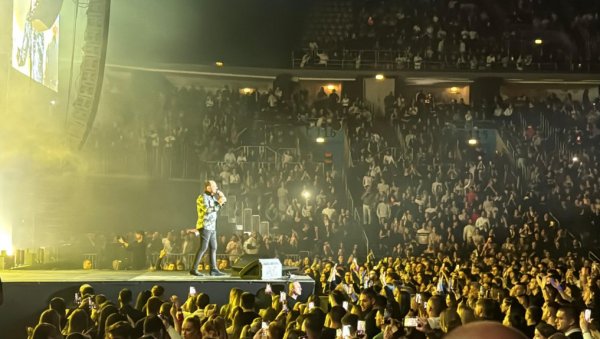 ОРИЛА СЕ ПЛАВА ЦИГАНКА: Миле Китић заиграо на бини и направио тотални хаос (ФОТО)