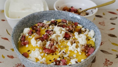 PALENTA SA SLANINOM I SIROM: Spoj kremaste teksture i hrskavog vrha sa slaninom i sirom!