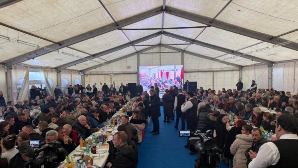 ДОБРО ДОШЛИ, ПРЕДСЕДНИЧЕ! Окупили се грађани у Јаши Томићу - Чекају председника Вучића (ФОТО)