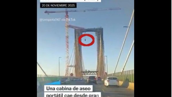 ЗА ДЛАКУ ИЗБЕГНУТА ТРАГЕДИЈА У СЕВИЉИ: Покретни тоалет пао на мост, саобраћај потпуно обустављен (ВИДЕО)