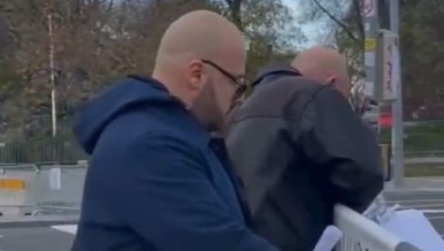 SRAMNO: Ponoš i njegovi poslanici razvalili ogradu ispred Skupštine - policajce gurali i nazvali majmunima (VIDEO)