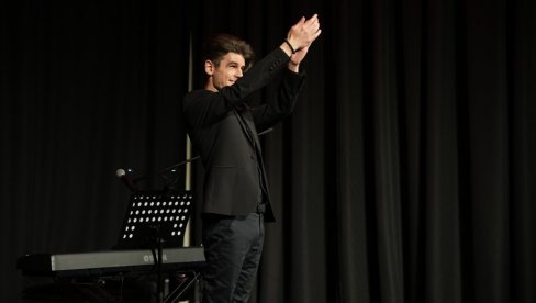 STAND UP OPERA  SRPSKOG BOČELIJA – OVACIJE ZA NEMANJU CRNATOVIĆA NA PRVOM KONCERTU U FONDACIJI MOZZART