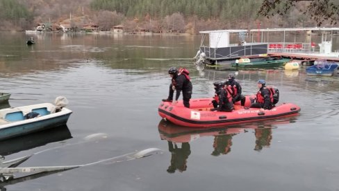 ОБИСТИНИЛЕ СЕ ЦРНЕ СЛУТЊЕ: Пронађена два тела у аудију који је јутрос нађен у каналу код Чачка