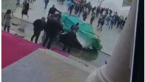 Zahtev opozicije za izbore samo je farsa