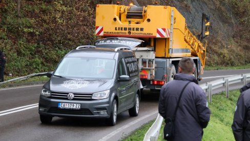 PRVE FOTOGRAFIJE SA MESTA TRAGEDIJE KOD ČAČKA: U toku istraga kako je automobil u kom je pronađena Ana Radović dospeo u betonski propust