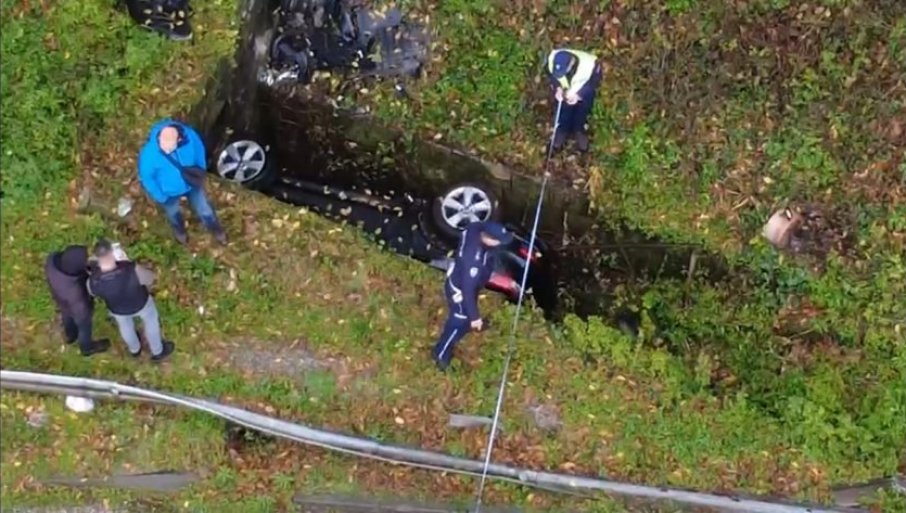 ОТКРИВЕНО КО ЈЕ ПОГИНУО ЗАЈЕДНО СА АНОМ РАДОВИЋ: Тело возача извучено из смрсканог аутомобила