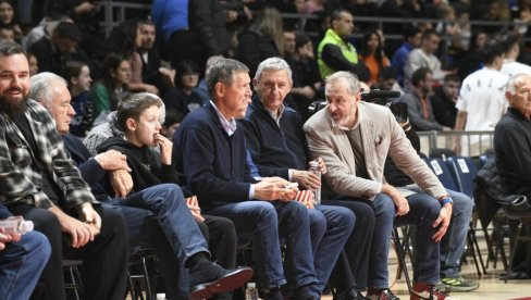 ODUŠEVIO SVE! Evo šta radi Svetislav Pešić dok Srbija igra sa Švajcarskom (FOTO)