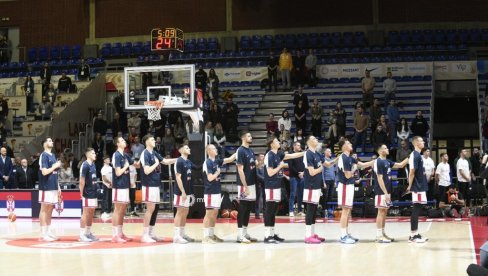 ОДУШЕВИО СВЕ! Ево шта ради Светислав Пешић док Србија игра са Швајцарском (ФОТО)