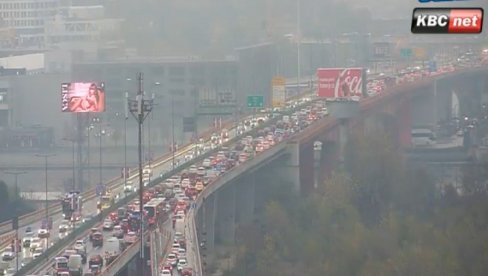 ВЕЛИКЕ ГУЖВЕ У БЕОГРАДУ: Возила миле, ово су најкритичније тачке - нема где игла да падне (ФОТО)