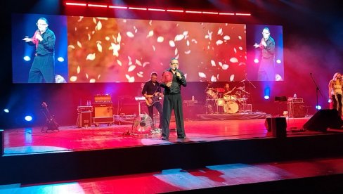 KOLEGE NISU DOŠLE: Na koncertu Tonija Cetinskog nije bilo poznatih ličnosti u prvim redovima (FOTO)