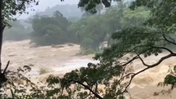 ТРАГЕДИЈА ЈЕ УПРАВО ПОСТАЛА ВЕЋА: Расте број жртава, у току опсежне спасилачке операције (ВИДЕО)