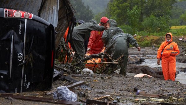 СТОТИНЕ МРТВИХ У ПОПЛАВАМА: Расте број жртава у Индонезији, расељено више хиљада људи